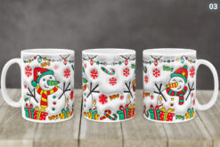 Kubek Świąteczny Z Mikołajem Bałwankiem 3D 14 Wzorów | Kreatorprezentu.pl Kubek świąteczny z kolorowym nadrukiem uśmiechającego się bałwanka i prezentów na białym tle