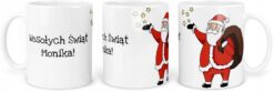 Kubek świąteczny z napisem Wesołych Świąt Monika oraz Mikołajem z workiem prezentów i gwiazdkami