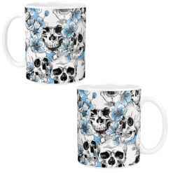 Kubek ozdobiony motywem czaszek i błękitnych kwiatów na białym tle.