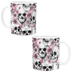 Kubek z czarno-białym wzorem czaszek i różowymi kwiatami na białym tle