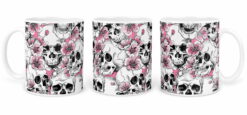 Kubek z nadrukiem białych czaszek i różowych kwiatów na białym tle.