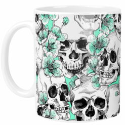 Kubek z grafiką czarno-białych czaszek i turkusowych kwiatów na białym tle