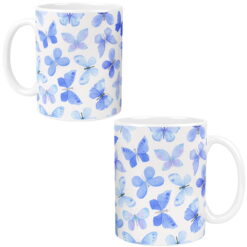 Biały kubek z grafiką niebieskich motyli rozmieszczonych na całej powierzchni