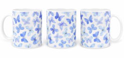 Trzy białe kubki z grafiką niebieskich motyli ukazujące różne perspektywy