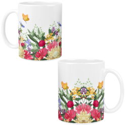 Kubek z kolorową grafiką polnych kwiatów i motylem na białym tle, widok z dwóch stron.