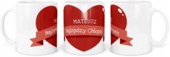 Biały kubek z czerwonym sercem i napisem Mateusz Najlepszy Chłopak ze wszystkich stron