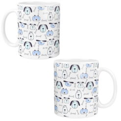 Kubek ceramiczny z niebieskimi i białymi rysunkami psów oraz kości na białym tle