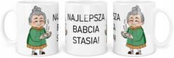 Biały kubek z napisem Najlepsza Babcia Stasia i obrazkiem starszej kobiety trzymającej talerz z jedzeniem
