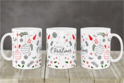 Biały kubek świąteczny z napisem Merry Christmas oraz czerwonymi i zielonymi motywami dekoracyjnymi