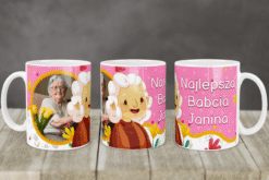 Kubek dla Babci z imieniem Janina i zdjęciem starszej kobiety na różowym tle z postacią babci