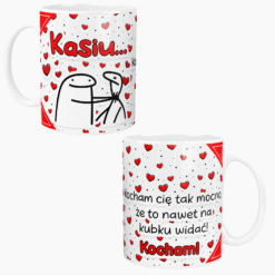 Kubek walentynkowy z nadrukiem imienia Kasia i zabawnym tekstem miłosnym na białym tle w serduszka