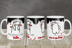 Biały kubek z nadrukiem miłosnego rysunku i napisem 'Gdy patrzę na Ciebie Kasiu' w stylu kreskówkowym