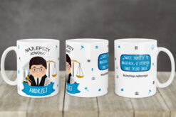 Personalizowany kubek dla adwokata z napisem Najlepszy Adwokat Andrzej i motywami prawniczymi