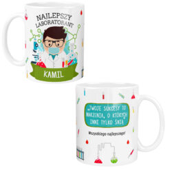Kubek dla biotechnologa z napisem Najlepszy Laborant i imieniem Kamil oraz motywami naukowymi