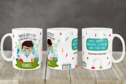 Kubek dla biotechnologa laboranta z napisem 'Najlepszy Laborant Kamil' i kolorowymi ilustracjami sprzętu laboratoryjnego