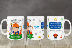 Kubek dla geodety z napisem Najlepszy Geodeta i imieniem Krzysztof oraz grafiką geodety w kasku i narzędziami geodezyjnymi