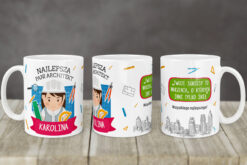 Kubek z napisem Najlepsza Pani Architekt Karolina i grafiką architektki w kasku oraz motywami architektonicznymi