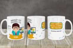 Kubek dla programisty z napisem Najlepszy Programista Seba i motywem informatycznym