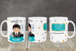 Kubek z nadrukiem Najlepszy Szef Przemek, z grafiką mężczyzny w garniturze i tekstem życzeń urodzinowych