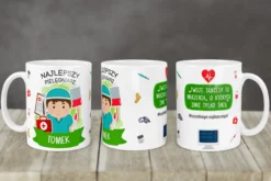 Kubek z nadrukiem dla pielęgniarza o imieniu Tomek, z grafiką pielęgniarza i napisami motywacyjnymi