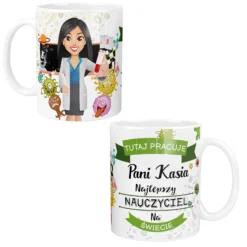 Personalizowany kubek dla nauczyciela biologii z ilustracją kobiety w białym fartuchu i napisem 'Tutaj pracuje Pani Kasia Najlepszy Nauczyciel na Świecie'