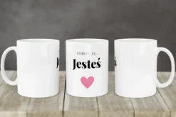 Kubek biały z napisem 'Dobrze, że... Jesteś' i różowym sercem na przednim planie