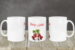 Biały kubek z napisem Dobrze, że jesteś oraz grafiką dwóch gnomów trzymających koniczynę