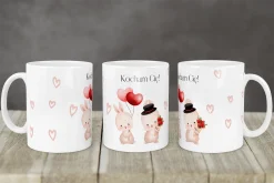 Kubek biały z napisem Kocham Cię i ilustracją dwóch królików z sercowymi balonami i bukietem kwiatów na prezenty walentynkowe