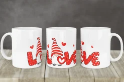 Biały kubek z napisem LOVE i grafiką krasnala w czerwono-białym kapeluszu, ozdobiony serduszkami