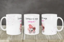 Biały kubek z napisem Zostaniesz moją Walentynką? i grafiką krasnala na rowerze z kwiatami