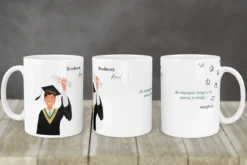 Personalizowany biały kubek dla absolwenta liceum technikum z grafiką studenta w birecie i cytatem