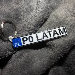 Personalizowany Brelok Do Kluczy Tablica Rejestracyjna 3D Na Prezent | Kreatorprezentu.pl Brelok 3D w kształcie polskiej tablicy rejestracyjnej z własnym napisem